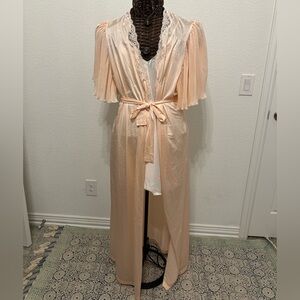 VTG Miss Elaine Peach Pleated Sleeve Robe // Lace Trim Cottagecore